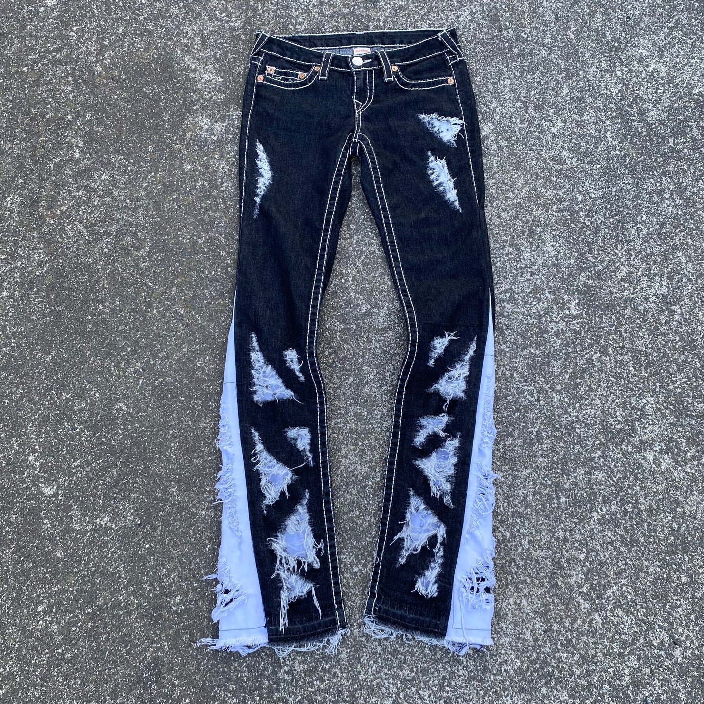 1/1 Distressed True Religion Womans Jeans - 27x30
