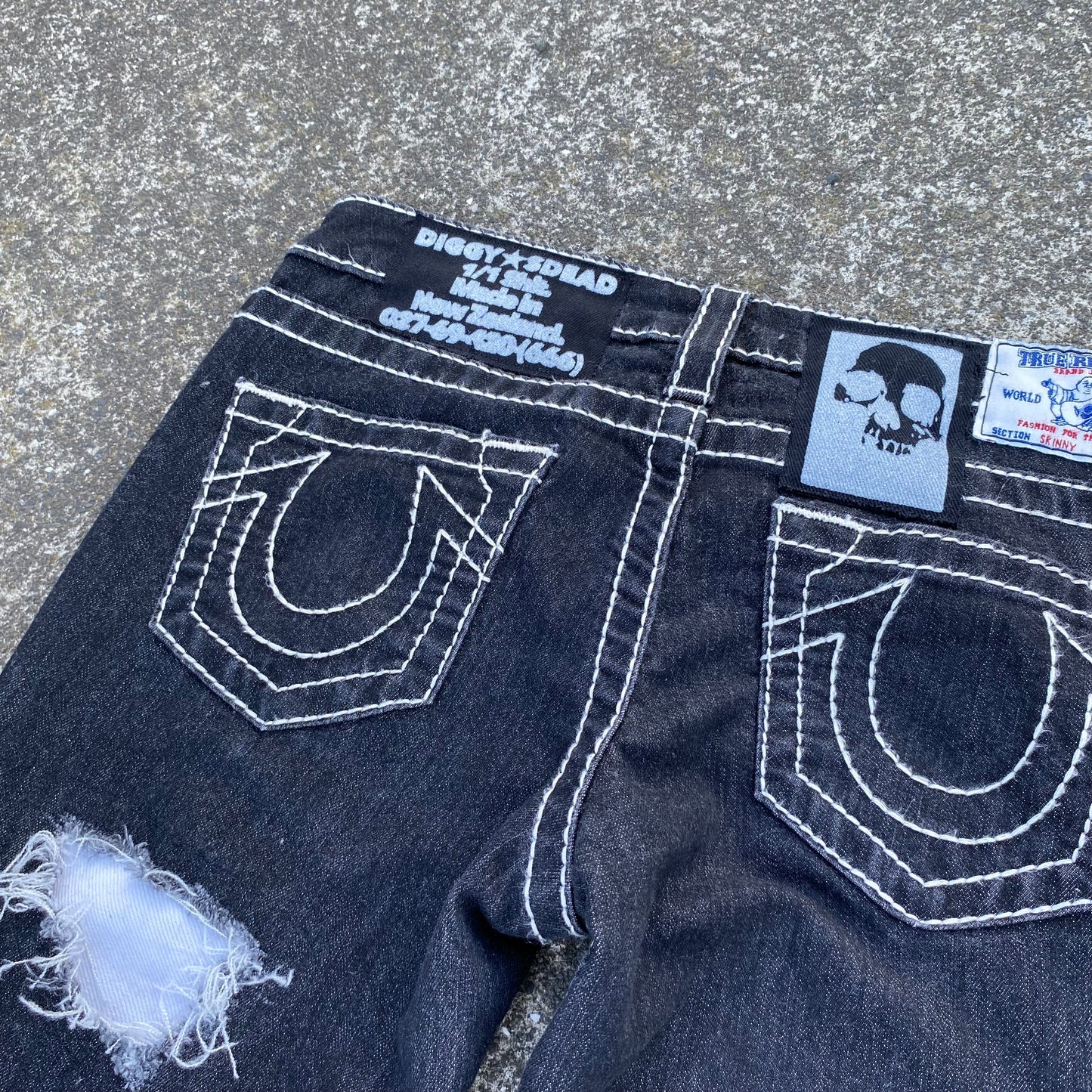 1/1 Distressed True Religion Womans Jeans - 27x30