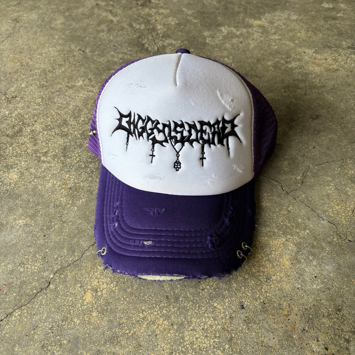 HALLOWEEN DISTRESSED TRUCKER - White/Purp