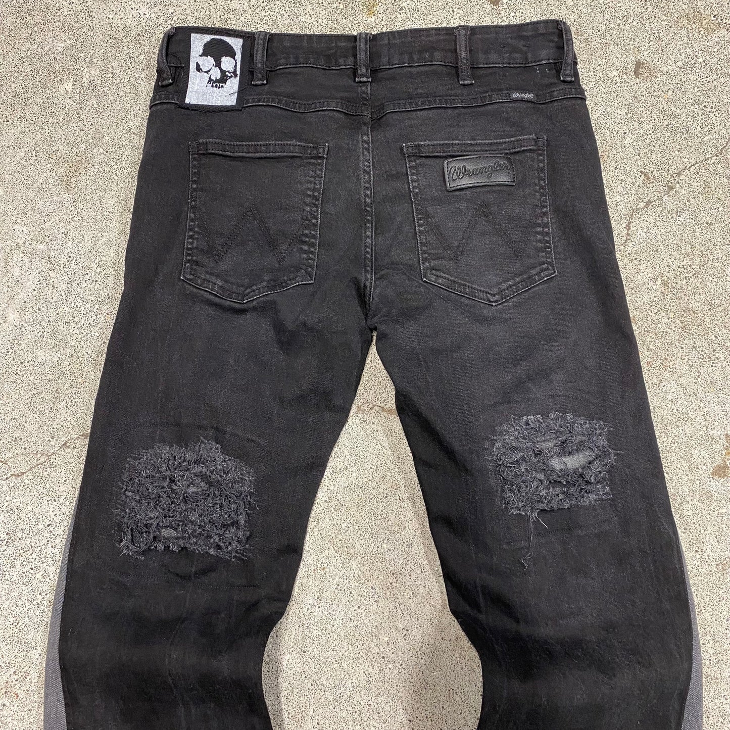 1/1 Gargoyle Distressed Jeans - 31X32
