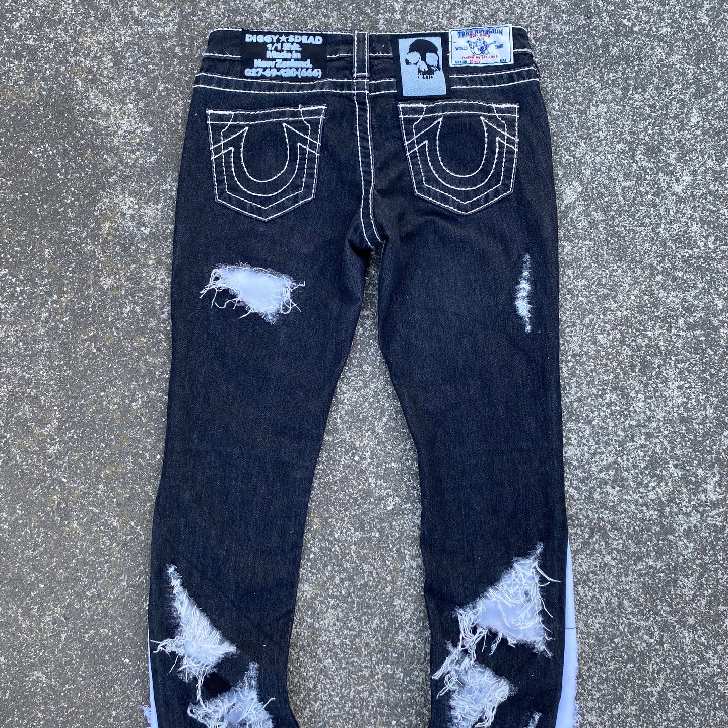 1/1 Distressed True Religion Womans Jeans - 27x30
