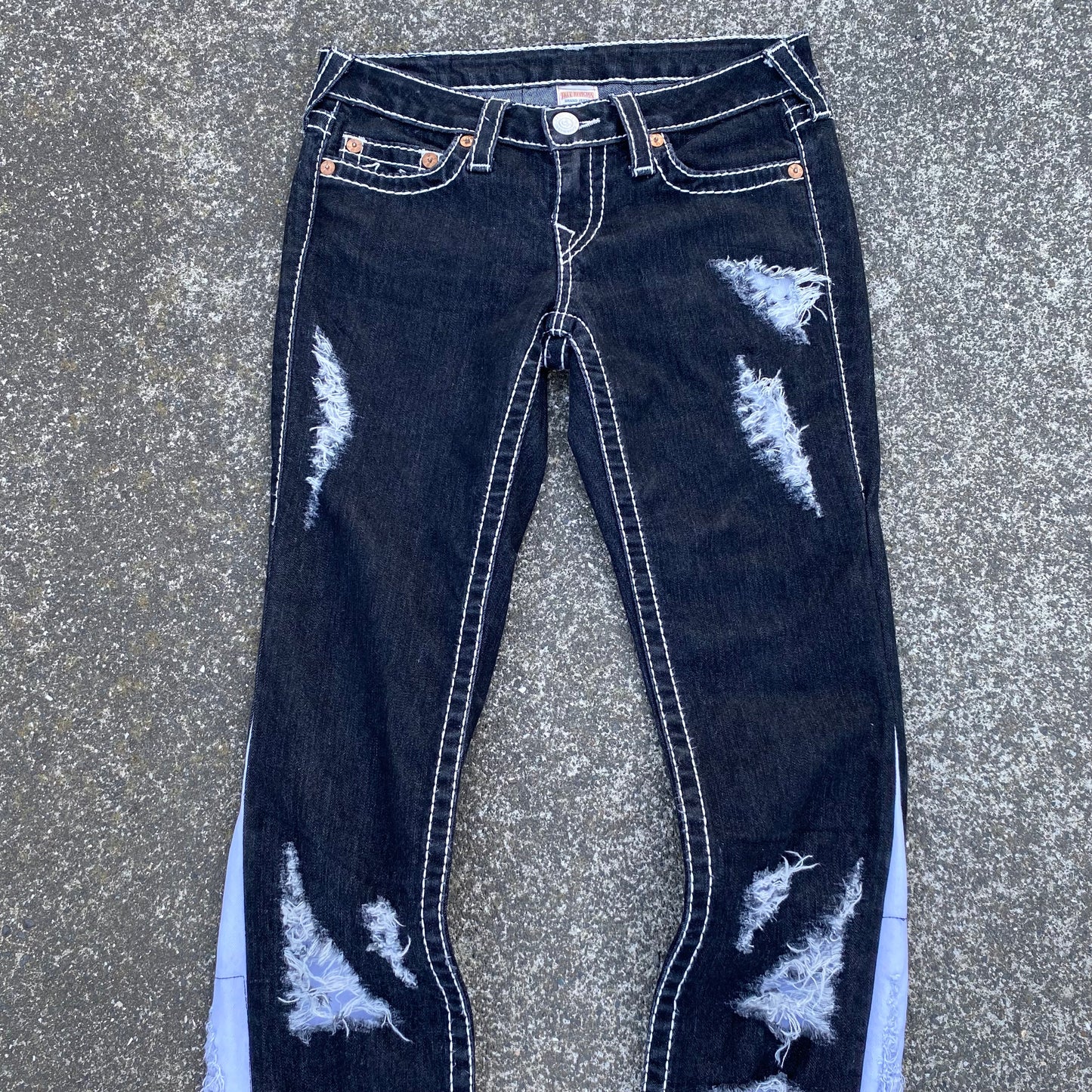 1/1 Distressed True Religion Womans Jeans - 27x30