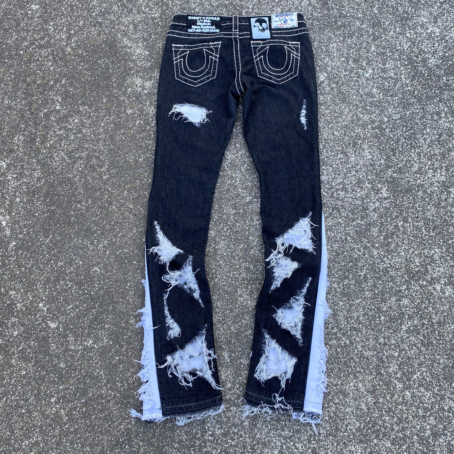 1/1 Distressed True Religion Womans Jeans - 27x30