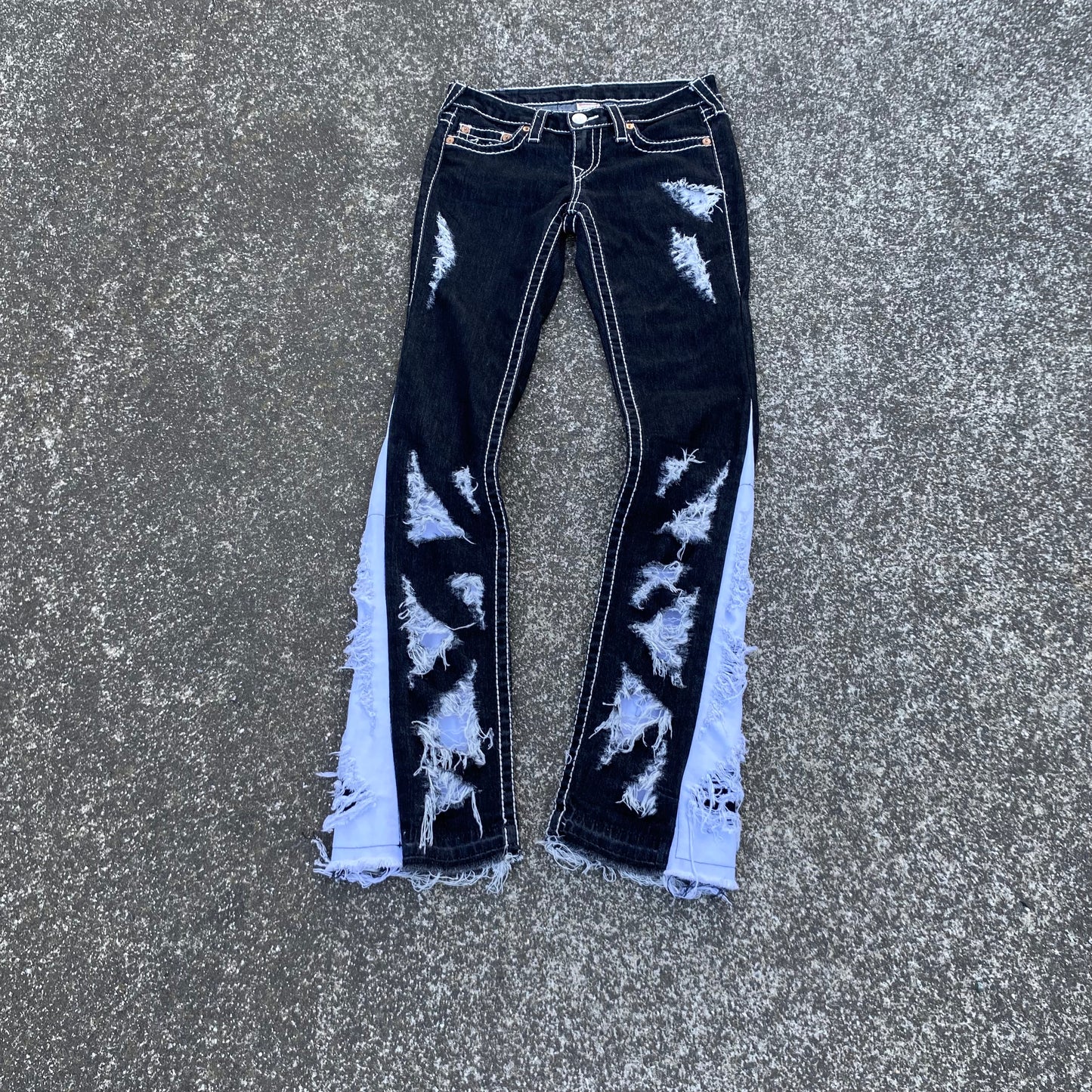 1/1 Distressed True Religion Womans Jeans - 27x30