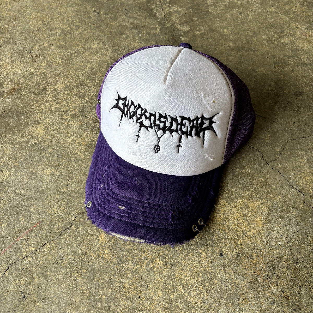 HALLOWEEN DISTRESSED TRUCKER - White/Purp