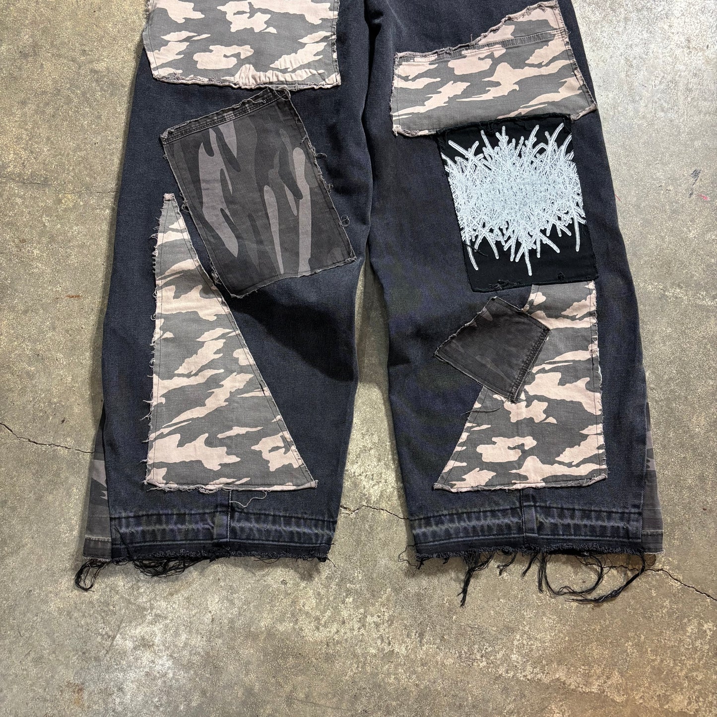 1/1 ‘LETS HUNT’ Jeans - 32X32