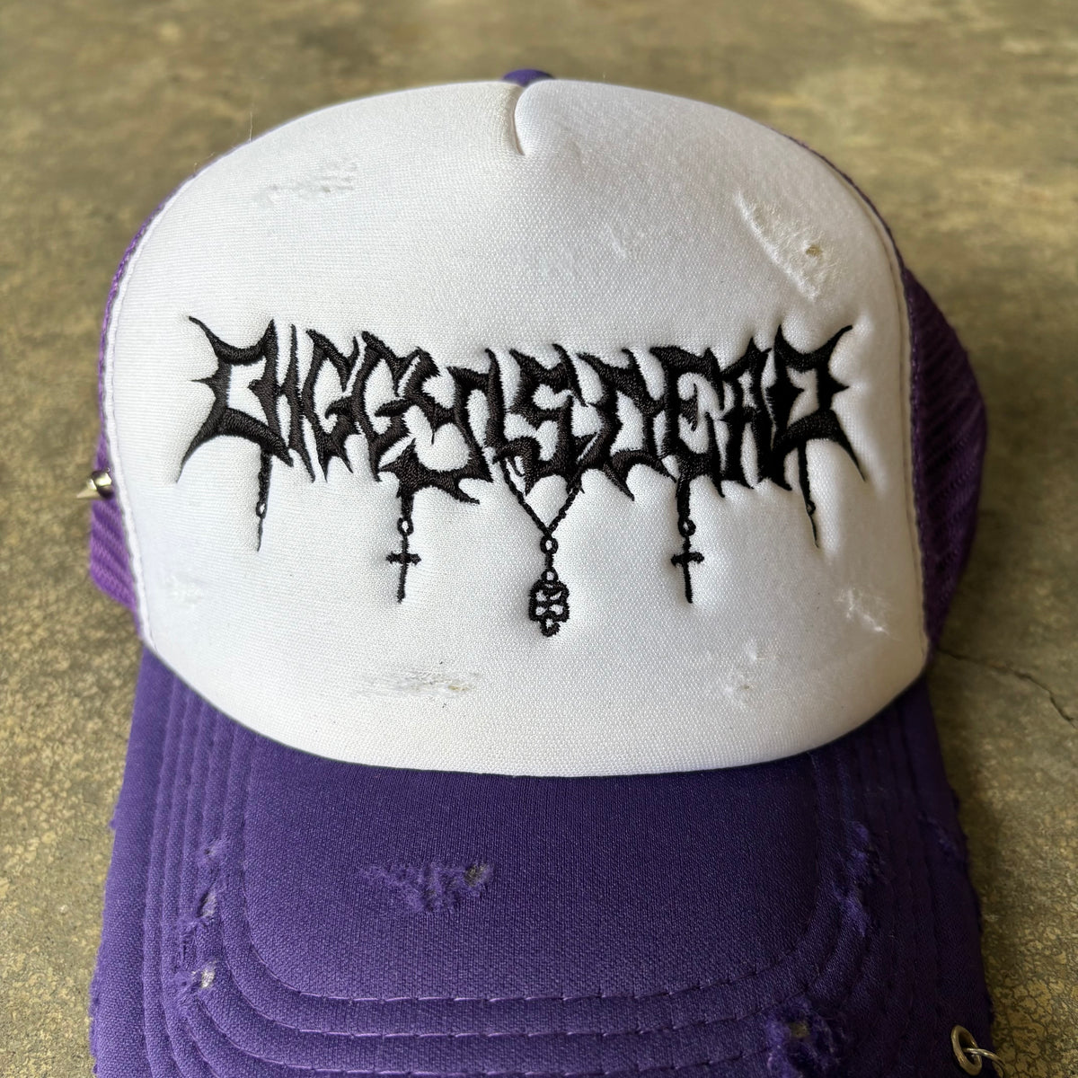 HALLOWEEN DISTRESSED TRUCKER - White/Purp