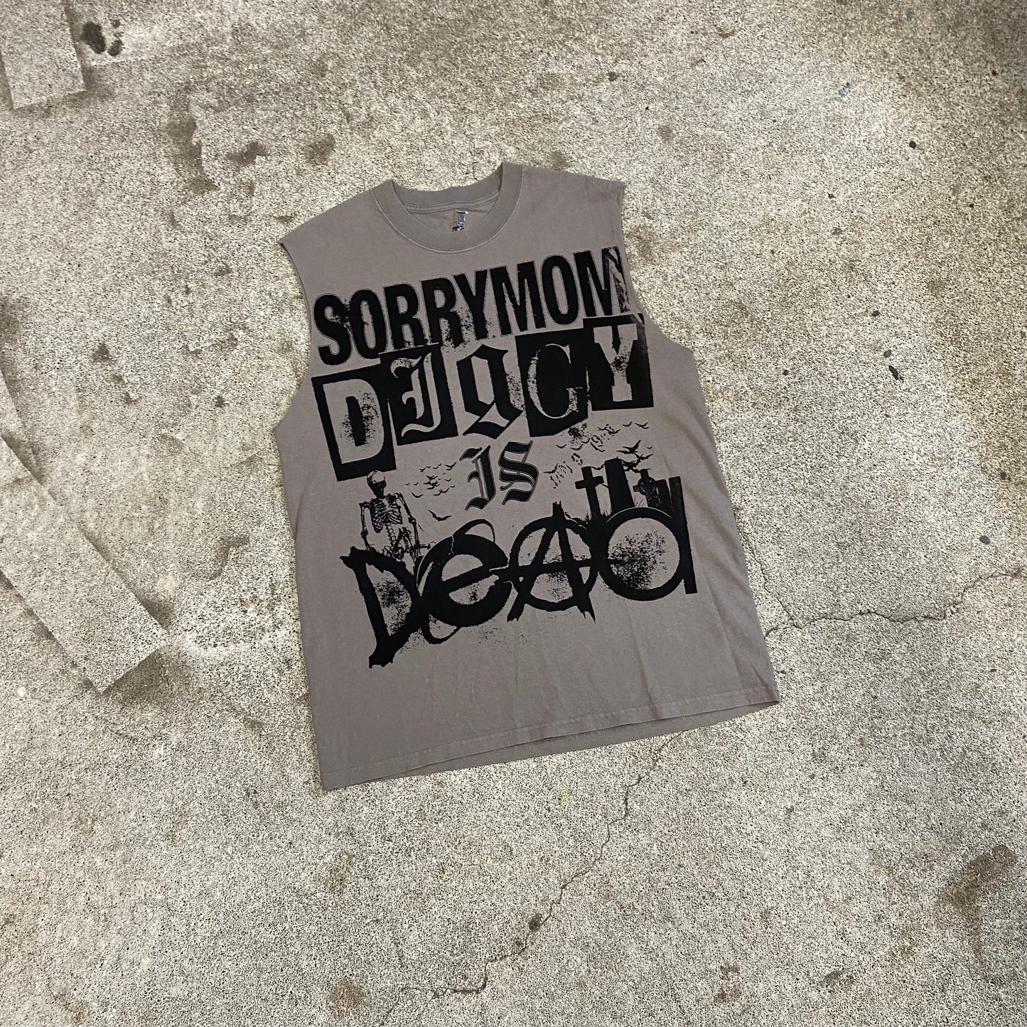 1/1 SORRYMOM X DIGGYISDEAD TANK TEE - Grey/Black