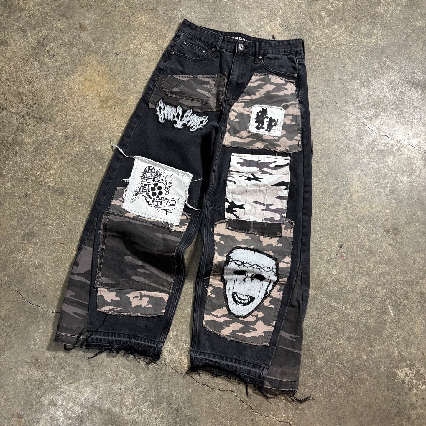 1/1 ‘LETS HUNT’ Jeans - 32X32