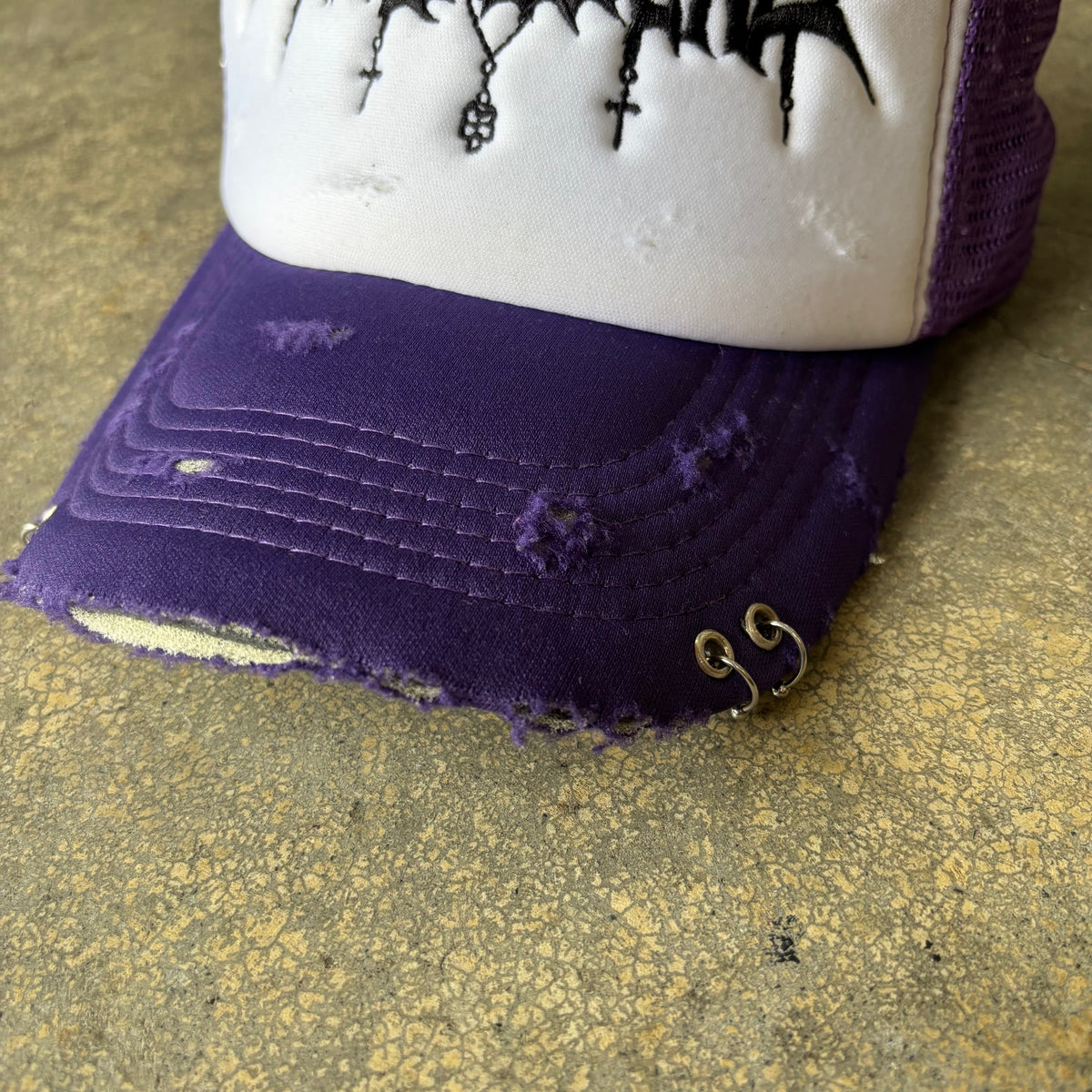 HALLOWEEN DISTRESSED TRUCKER - White/Purp