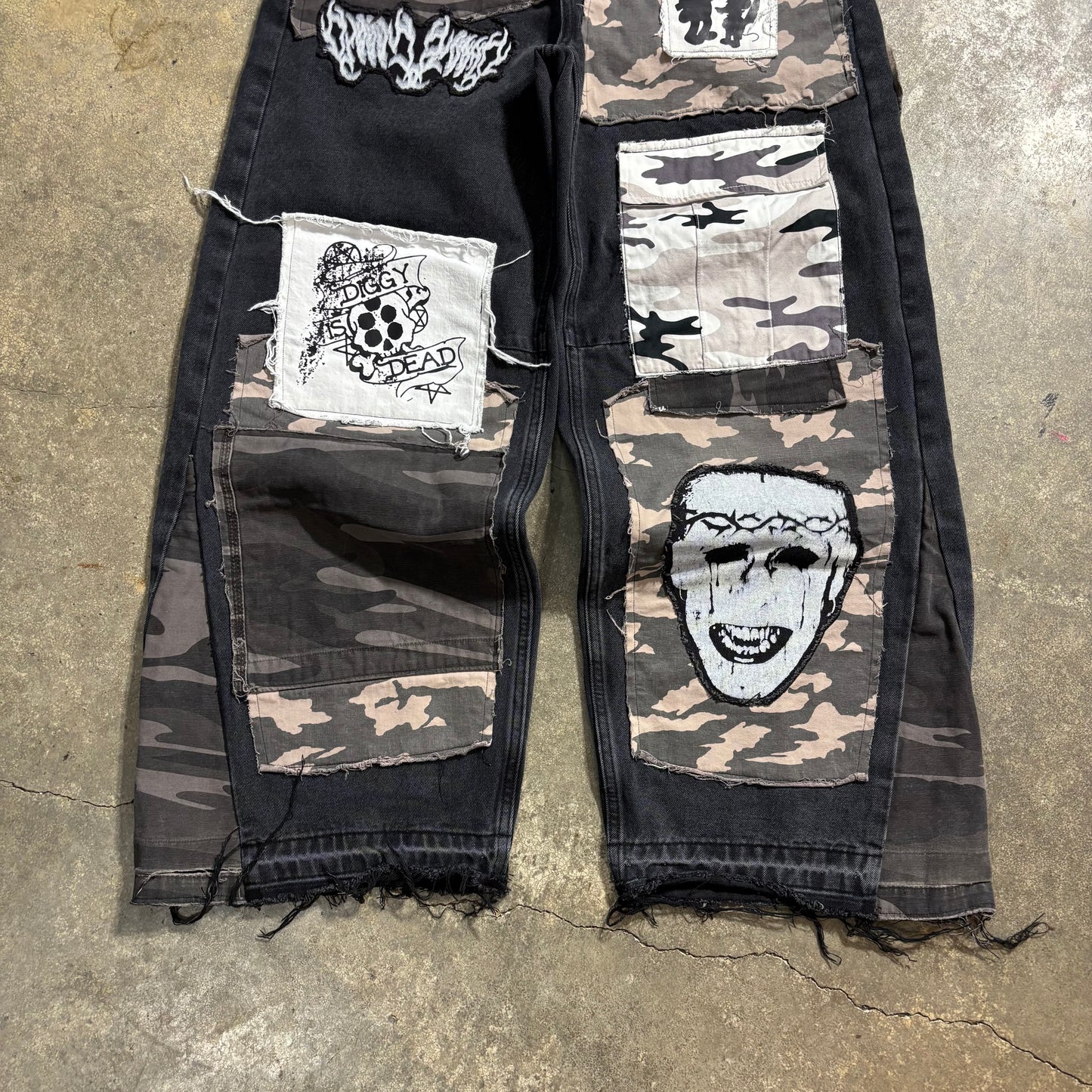 1/1 ‘LETS HUNT’ Jeans - 32X32